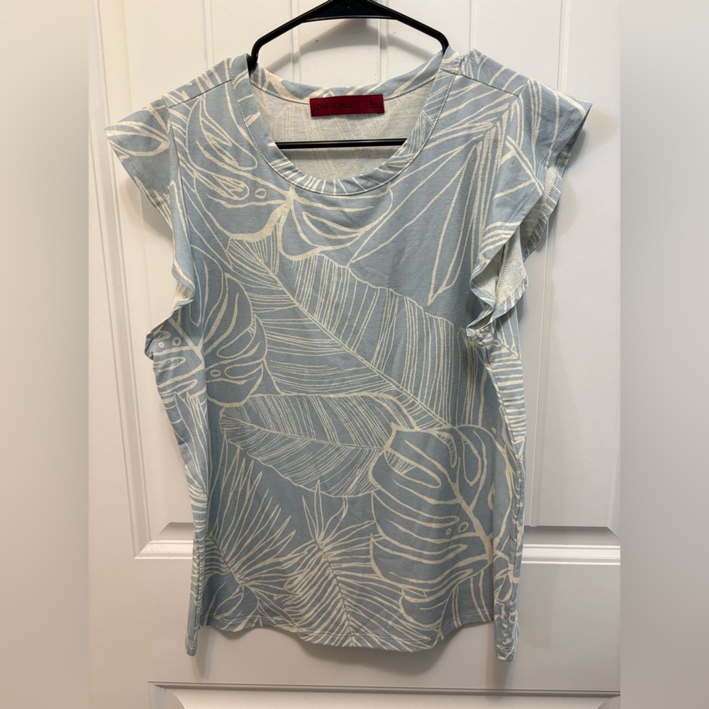 Love Scarlett Blue/white with gold specks print top. Size Medium. Ruffle sleeve